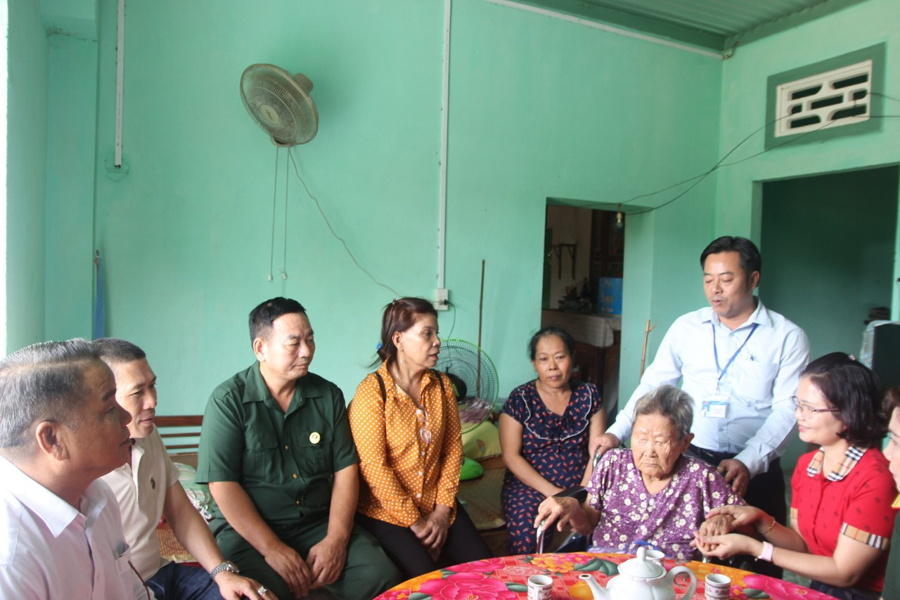 Thăm, tặng quà cho mẹ Việt Nam anh hùng nhân kỷ niệm ngày Thương binh liệt sĩ