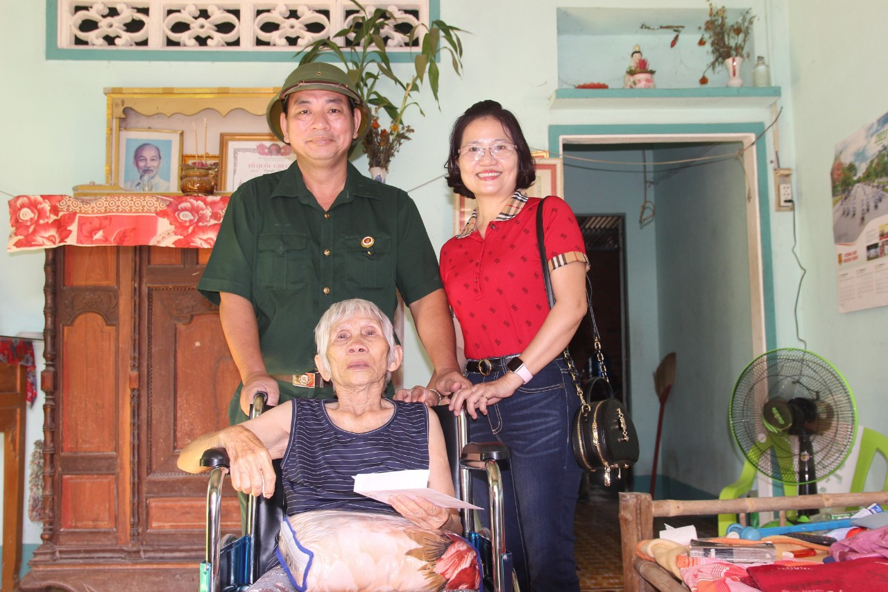 Thăm, tặng quà cho mẹ Việt Nam anh hùng nhân kỷ niệm ngày Thương binh liệt sĩ