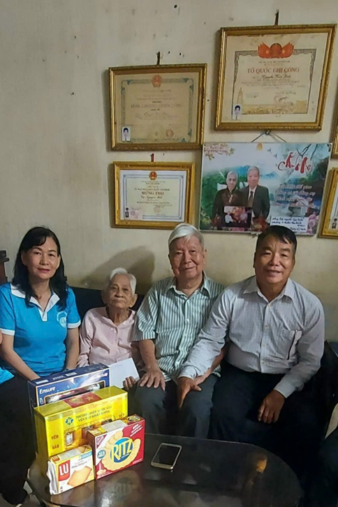 Thăm, tặng quà cho mẹ Việt Nam anh hùng nhân kỷ niệm ngày Thương binh liệt sĩ