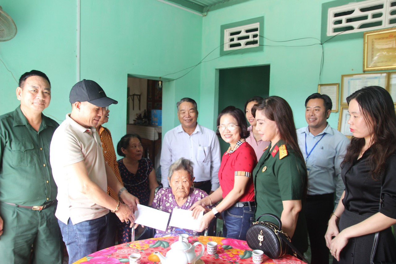 Thăm, tặng quà cho mẹ Việt Nam anh hùng nhân kỷ niệm ngày Thương binh liệt sĩ