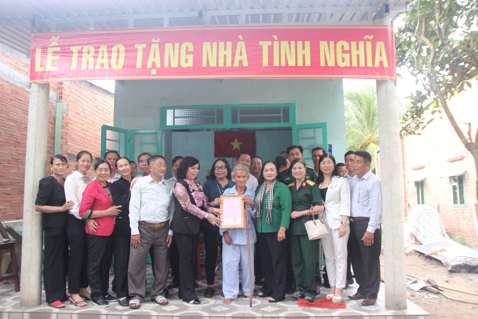 Thăm, tặng quà cho mẹ Việt Nam anh hùng nhân kỷ niệm ngày Thương binh liệt sĩ