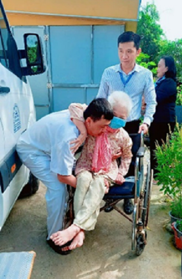 Thăm, tặng quà cho mẹ Việt Nam anh hùng nhân kỷ niệm ngày Thương binh liệt sĩ