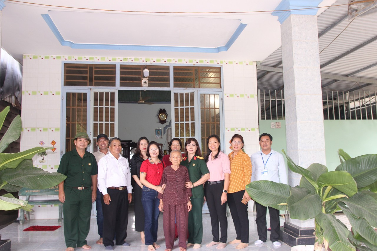 Thăm, tặng quà cho mẹ Việt Nam anh hùng nhân kỷ niệm ngày Thương binh liệt sĩ