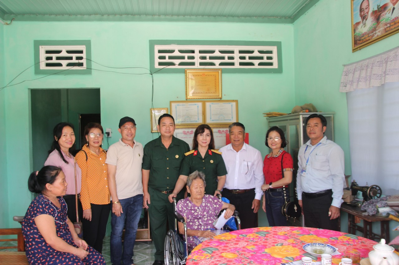 Thăm, tặng quà cho mẹ Việt Nam anh hùng nhân kỷ niệm ngày Thương binh liệt sĩ