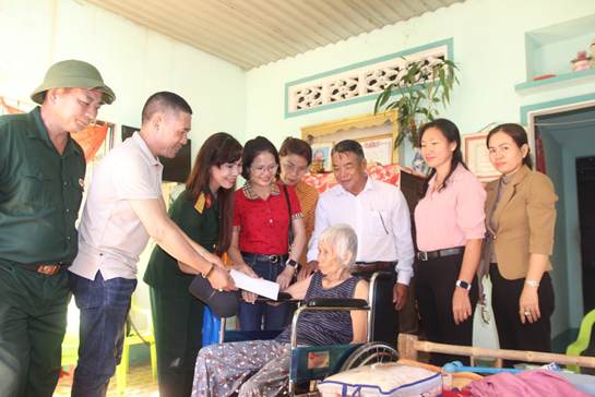 Thăm, tặng quà cho mẹ Việt Nam anh hùng nhân kỷ niệm ngày Thương binh liệt sĩ