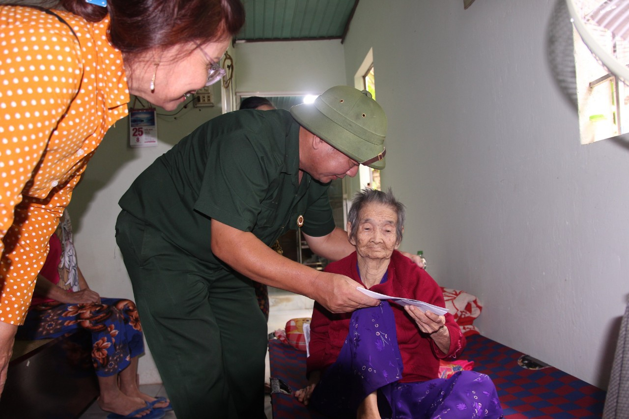 Thăm, tặng quà cho mẹ Việt Nam anh hùng nhân kỷ niệm ngày Thương binh liệt sĩ