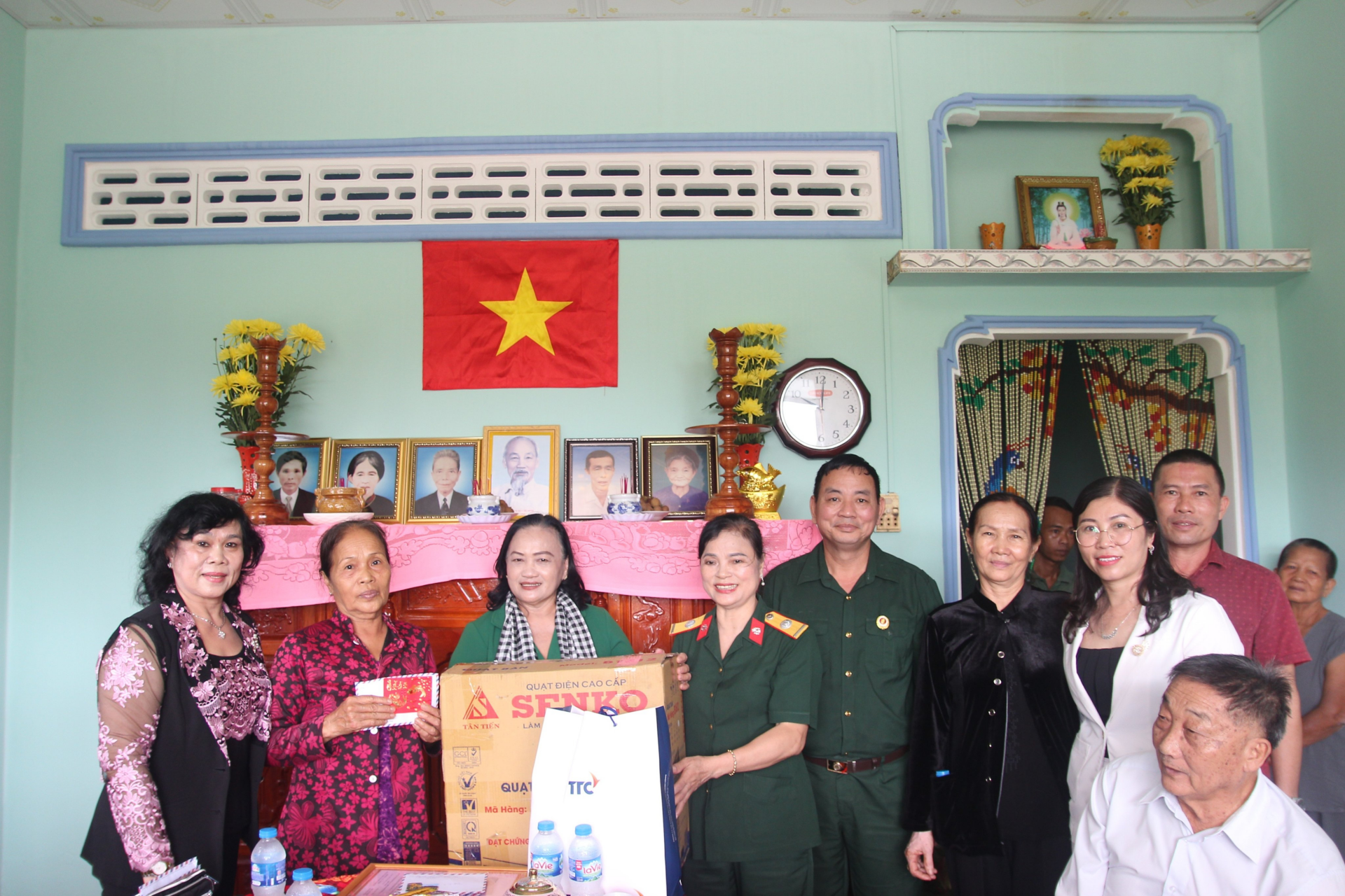 Thăm, tặng quà cho mẹ Việt Nam anh hùng nhân kỷ niệm ngày Thương binh liệt sĩ