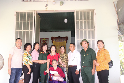 Thăm, tặng quà cho mẹ Việt Nam anh hùng nhân kỷ niệm ngày Thương binh liệt sĩ