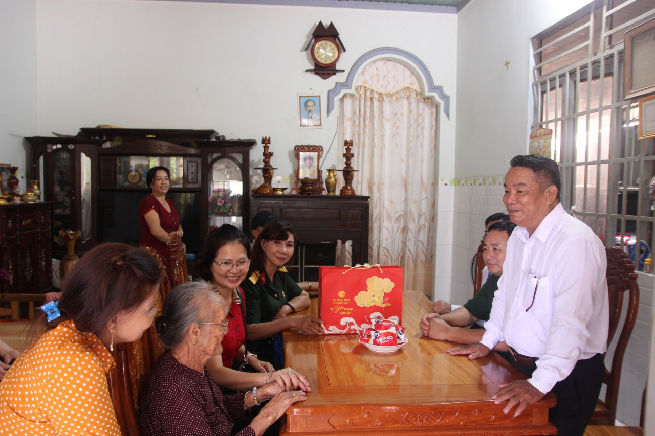 Thăm, tặng quà cho mẹ Việt Nam anh hùng nhân kỷ niệm ngày Thương binh liệt sĩ