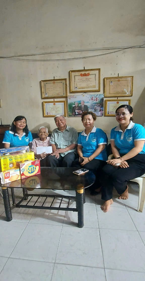 Thăm, tặng quà cho mẹ Việt Nam anh hùng nhân kỷ niệm ngày Thương binh liệt sĩ