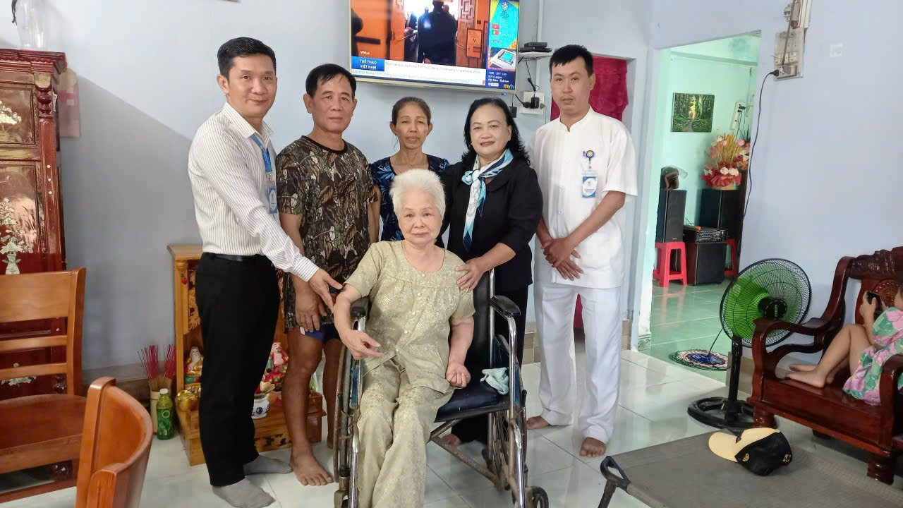 Thăm, tặng quà cho mẹ Việt Nam anh hùng nhân kỷ niệm ngày Thương binh liệt sĩ