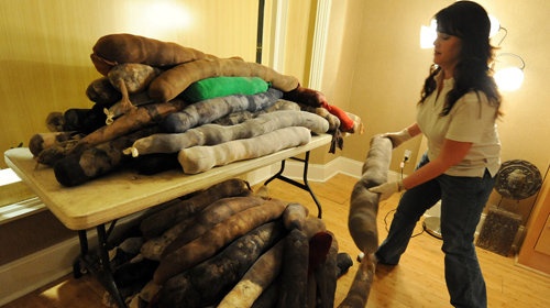 Nhân viên khách sạn Ritz Carlton ở New Orleans sắp xếp những búi tóc đã được cho vào vớ dùng để hút dầu trên biển - Ảnh: AFP