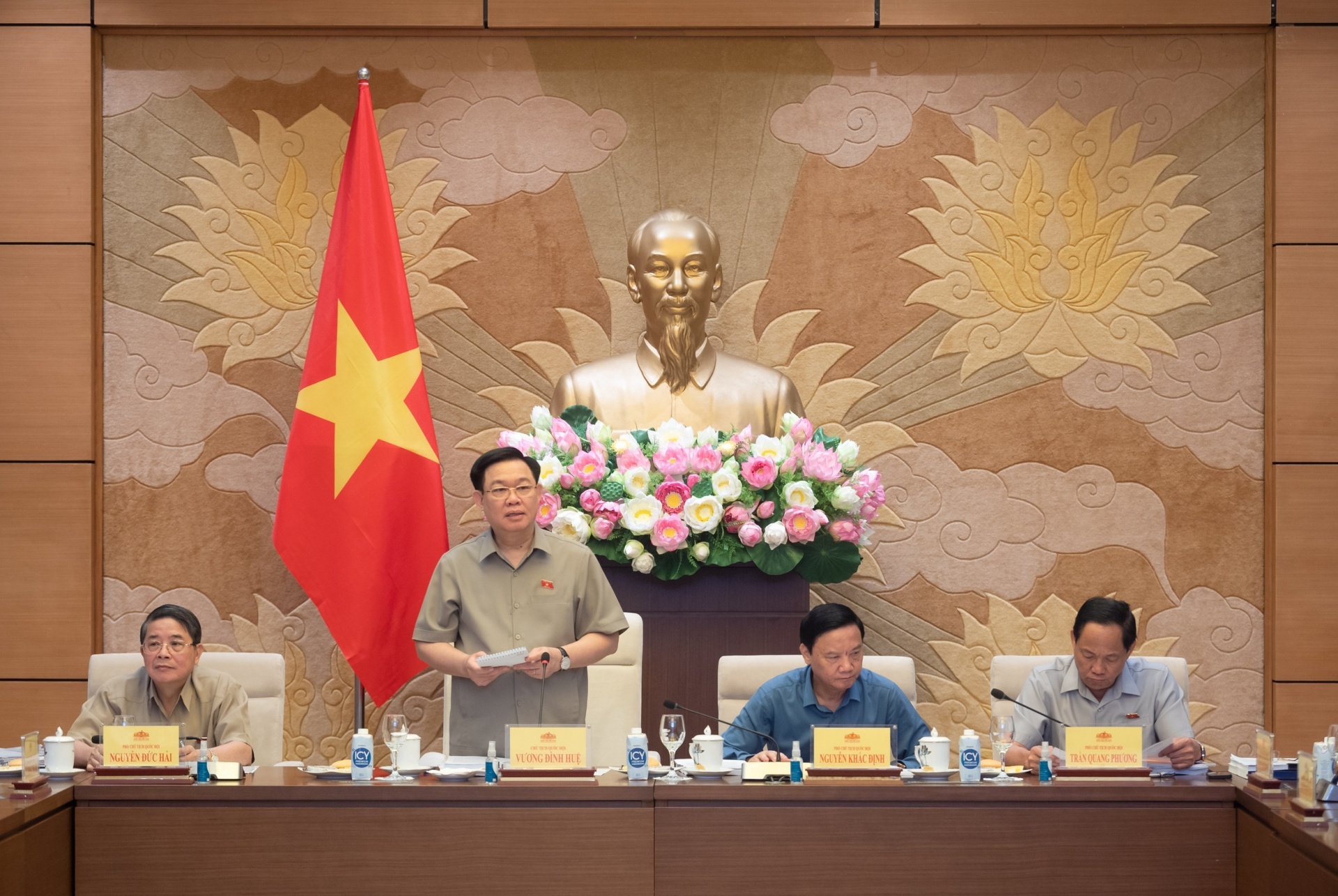 Chủ tịch Quốc hội Vương Đình Huệ chủ trì buổi làm việc