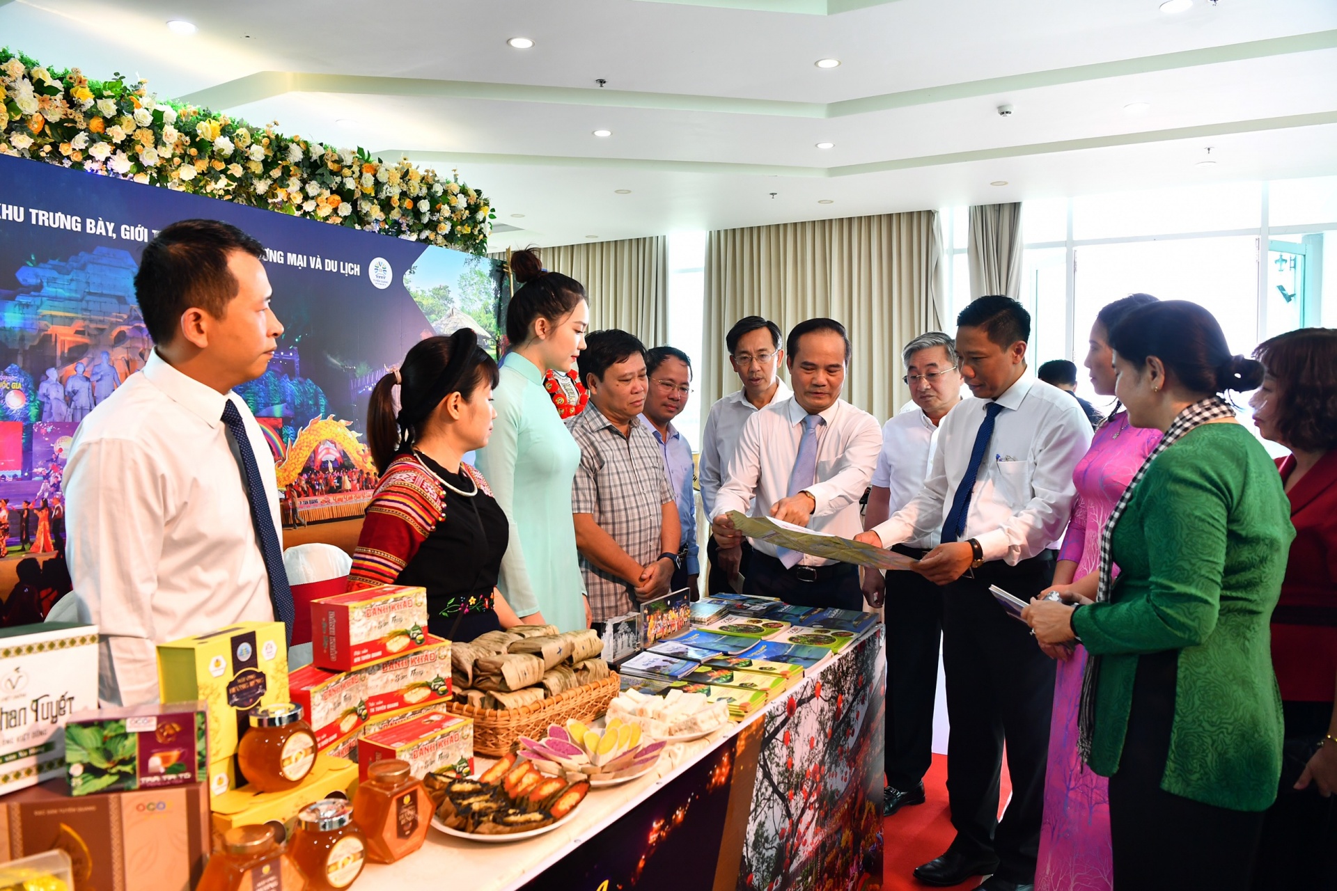 Các đại biểu tham quan quầy trưng bày sản phẩm đặc sản của tỉnh Tuyên Quang