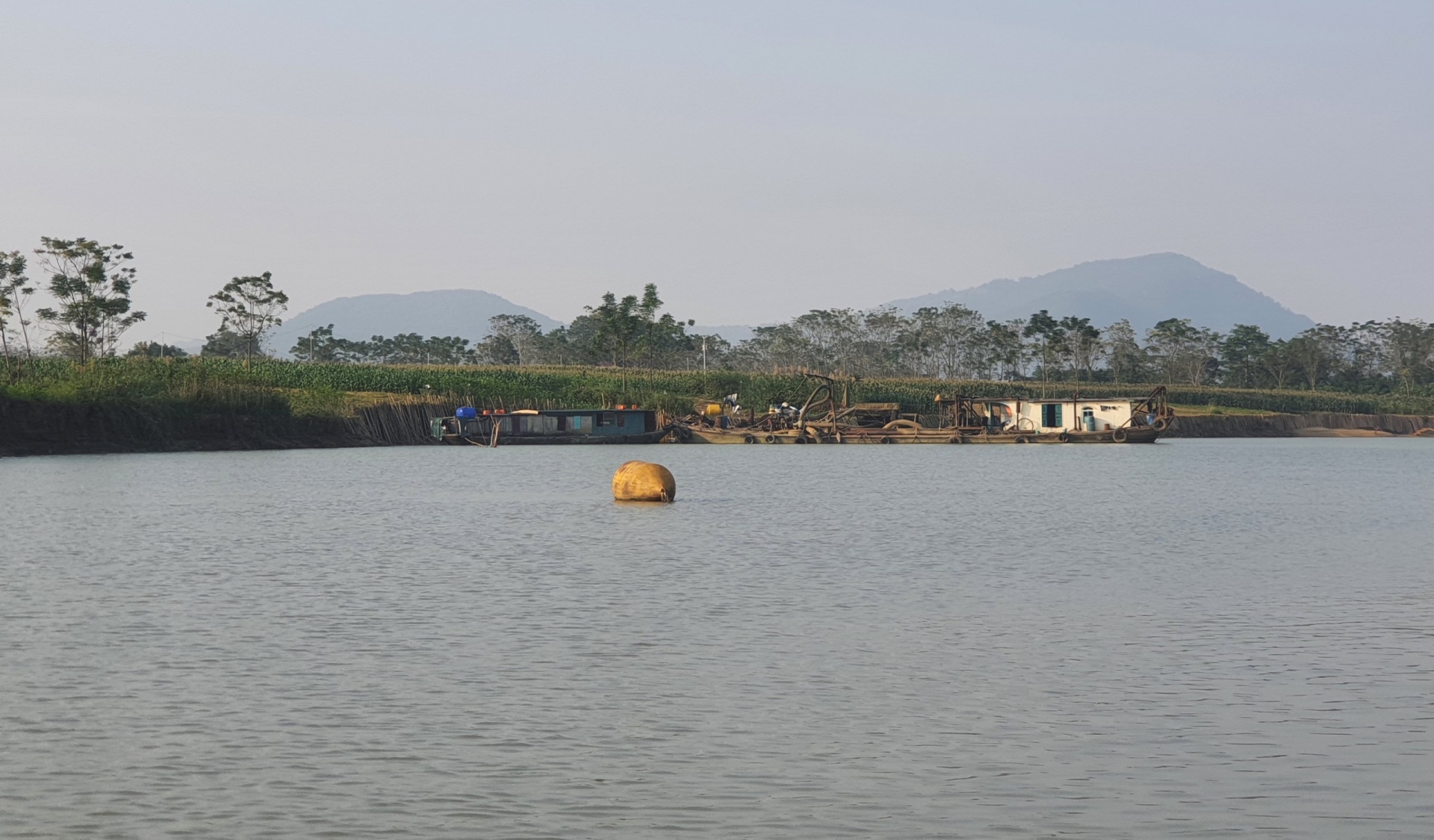 Trước khi tiến hành khai thác, Tập đoàn Xây dựng Miền Trung đã thả phao mốc giới đầy đủ, đăng ký số lượng tàu, thuyền với cơ quan chức năng…