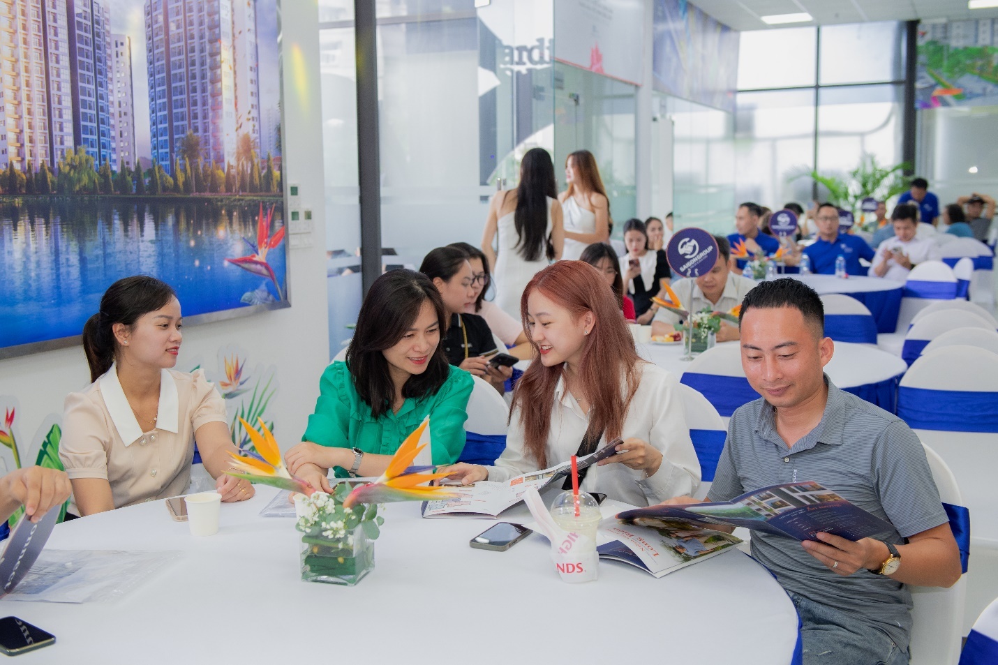 Nhiều khách hàng đã quyết định đặt mua căn hộ  ngay trong buổi ra mắt“Khu vườn hạnh phúc” Jardin De Joie