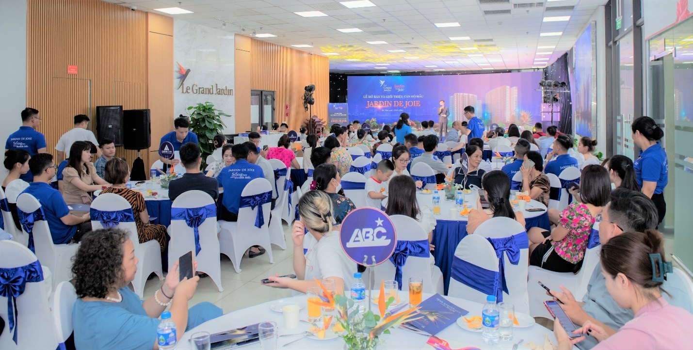Đông đảo chủ nhân tương lai tham dự chương trình và tìm hiểu  về tòa căn hộ cao cấp Jardin De Joie