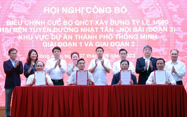 Phó Chủ tịch UBND TP. Hà Nội Dương Đức Tuấn cùng lãnh đạo huyện Đông Anh, nhà đầu tư chứng kiến bàn giao hồ sơ đồ án Điều chỉnh cục bộ quy hoạch chi tiết 1/500 hai bên tuyến đường Nhật Tân – Nội Bài khu vực dự án đầu tư xây dựng Thành phố thông minh