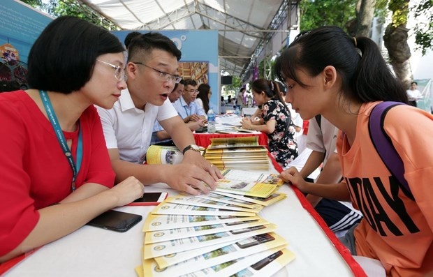 Thí sinh tìm hiểu thông tin các ngành đào tạo và trường đại học.