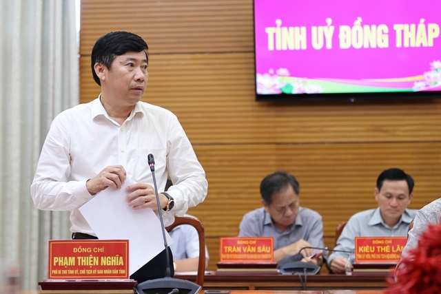 Chủ tịch UBND tỉnh Đồng Tháp Phạm Thiện Nghĩa báo cáo tình hình kinh tế-xã hội 6 tháng đầu năm và nhiệm vụ, giải pháp cuối năm - Ảnh: VGP/Nhật Bắc