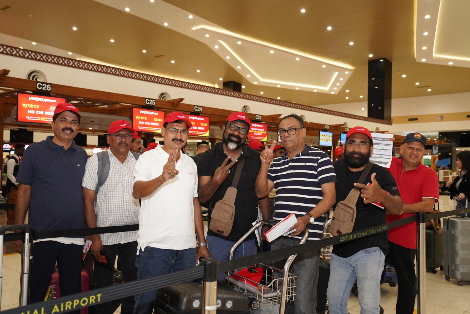 Những hành khách đầu tiên trên chuyến bay từ Kochi đến TP. Hồ Chí Minh