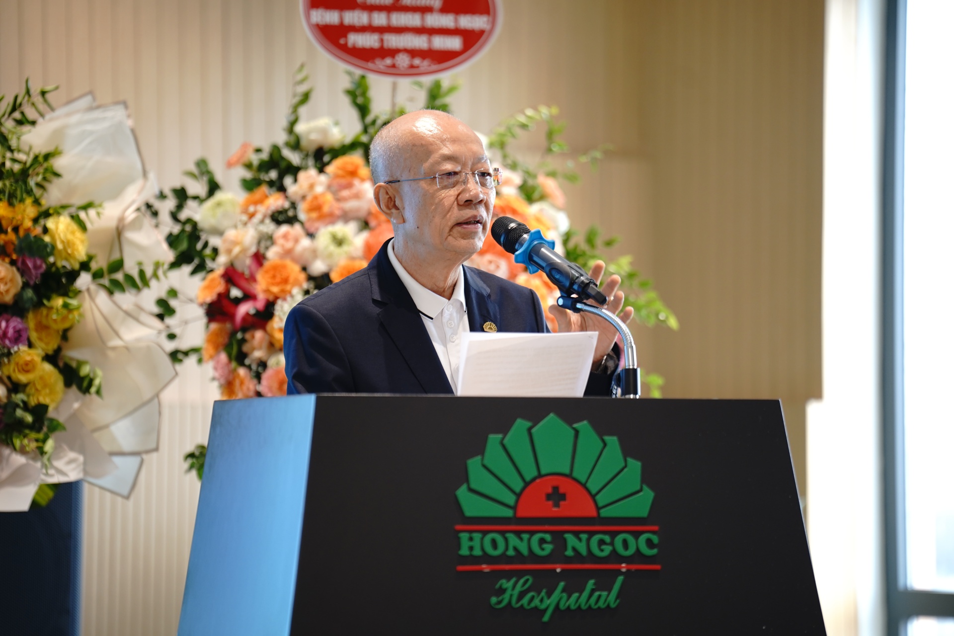 Ông Nguyễn Ngọc Vinh - Chủ tịch Tập đoàn Hồng Ngọc cảm ơn những nỗ lực không ngừng nghỉ của toàn thể cán bộ, y bác sĩ tại bệnh viện Hồng Ngọc.