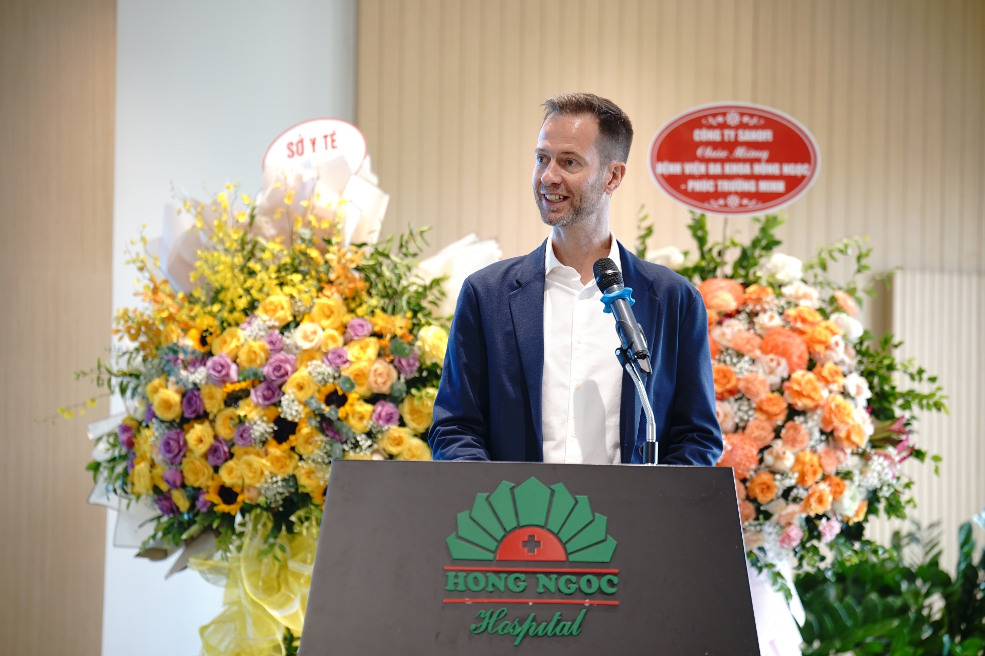 Ông Roger Mathisen (Giám đốc tổ chức Alive & Thrive Đông Á Thái Bình Dương) đánh giá cao những phản hồi của sản phụ tại bệnh viện Hồng Ngọc khi được phỏng vấn trực tiếp.