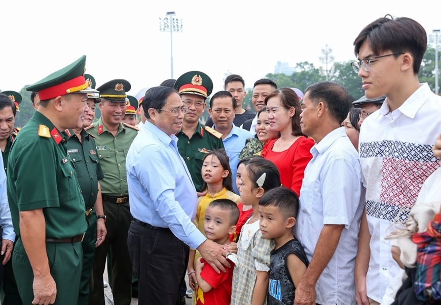 Thủ tướng Phạm Minh Chính thăm hỏi nhân dân vào Lăng viếng Chủ tịch Hồ Chí Minh. Ảnh: VGP 