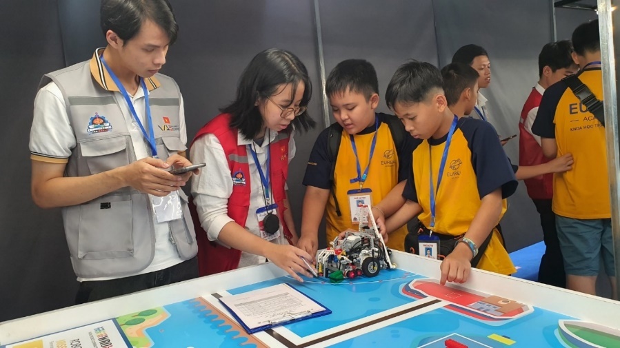 Các đội thi nhận đề, thảo luận ý tưởng và thi đấu bùng nổ