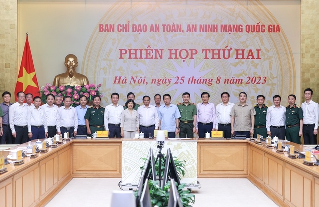 Thủ tướng và các thành viên Ban Chỉ đạo an toàn, an ninh mạng quốc gia, các đại biểu dự phiên họp thứ hai của Ban Chỉ đạo - Ảnh: VGP/Nhật Bắc