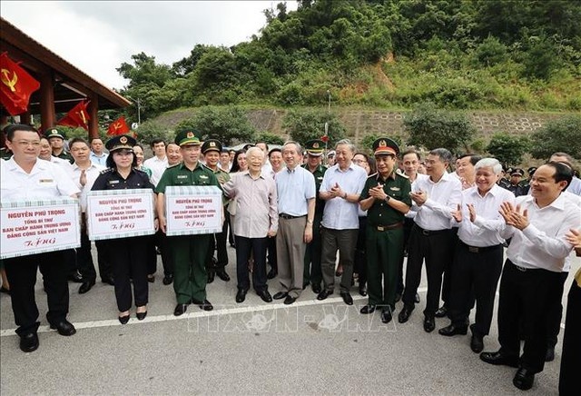 Tổng Bí thư tặng quà các lực lượng chức năng ở Cửa khẩu quốc tế Hữu Nghị - Ảnh: TTXVN