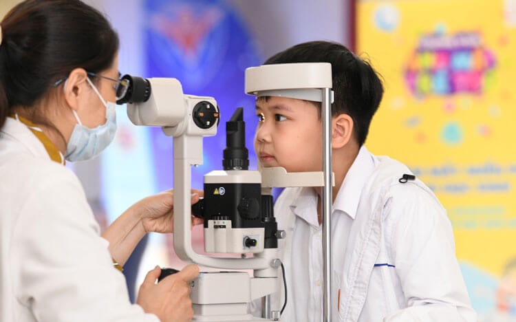 Khám cho bệnh nhi bị viêm kết mạc (đau mắt đỏ) Khám cho bệnh nhi bị viêm kết mạc (đau mắt đỏ)