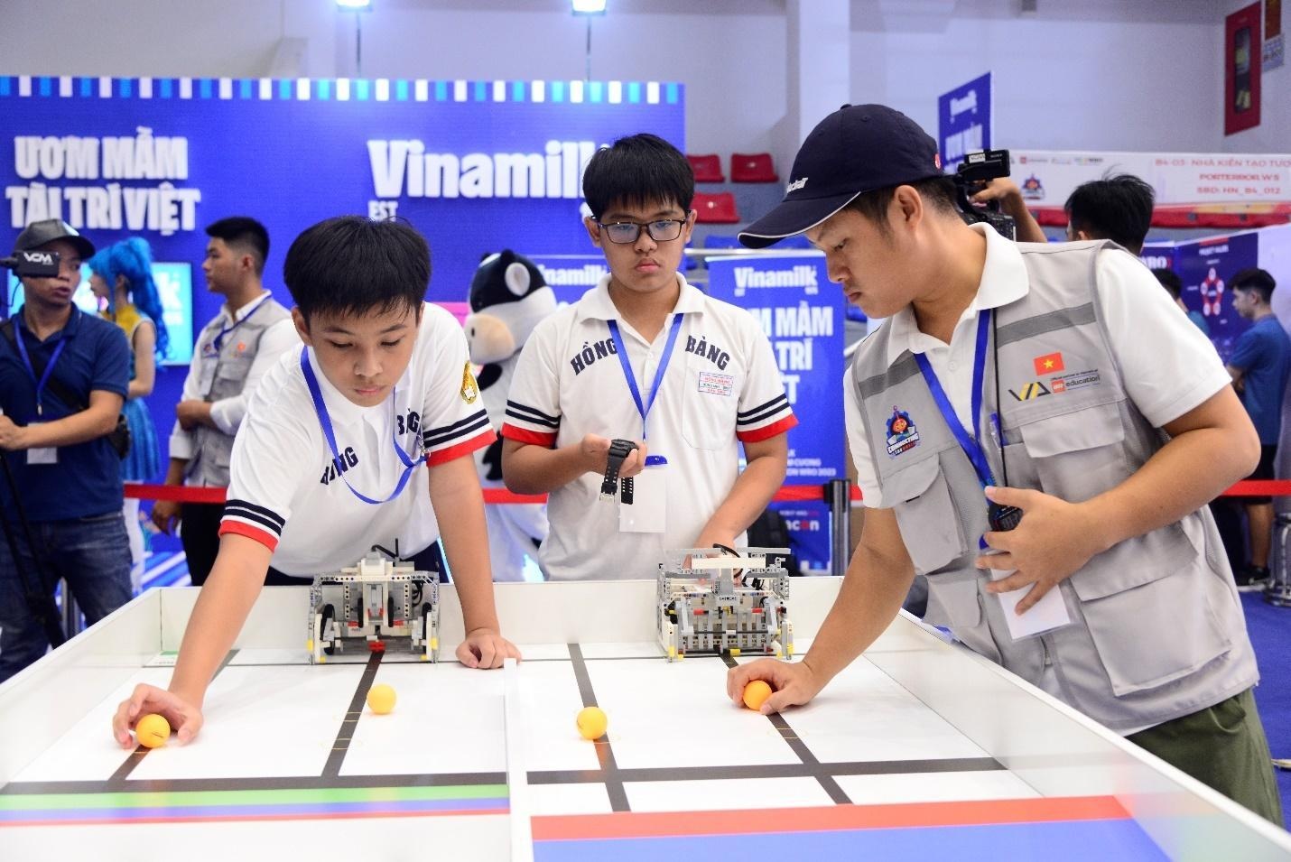 Nhà vô địch Quang Minh và Hùng Anh thể hiện xuất sắc ở bảng B5