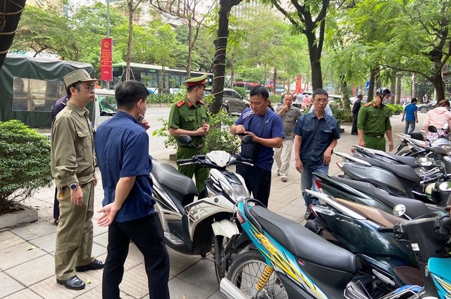 Công an phường Thành Công, ra quân xử lý vi phạm trật tự đô thị tại khu tập thể Thành Công