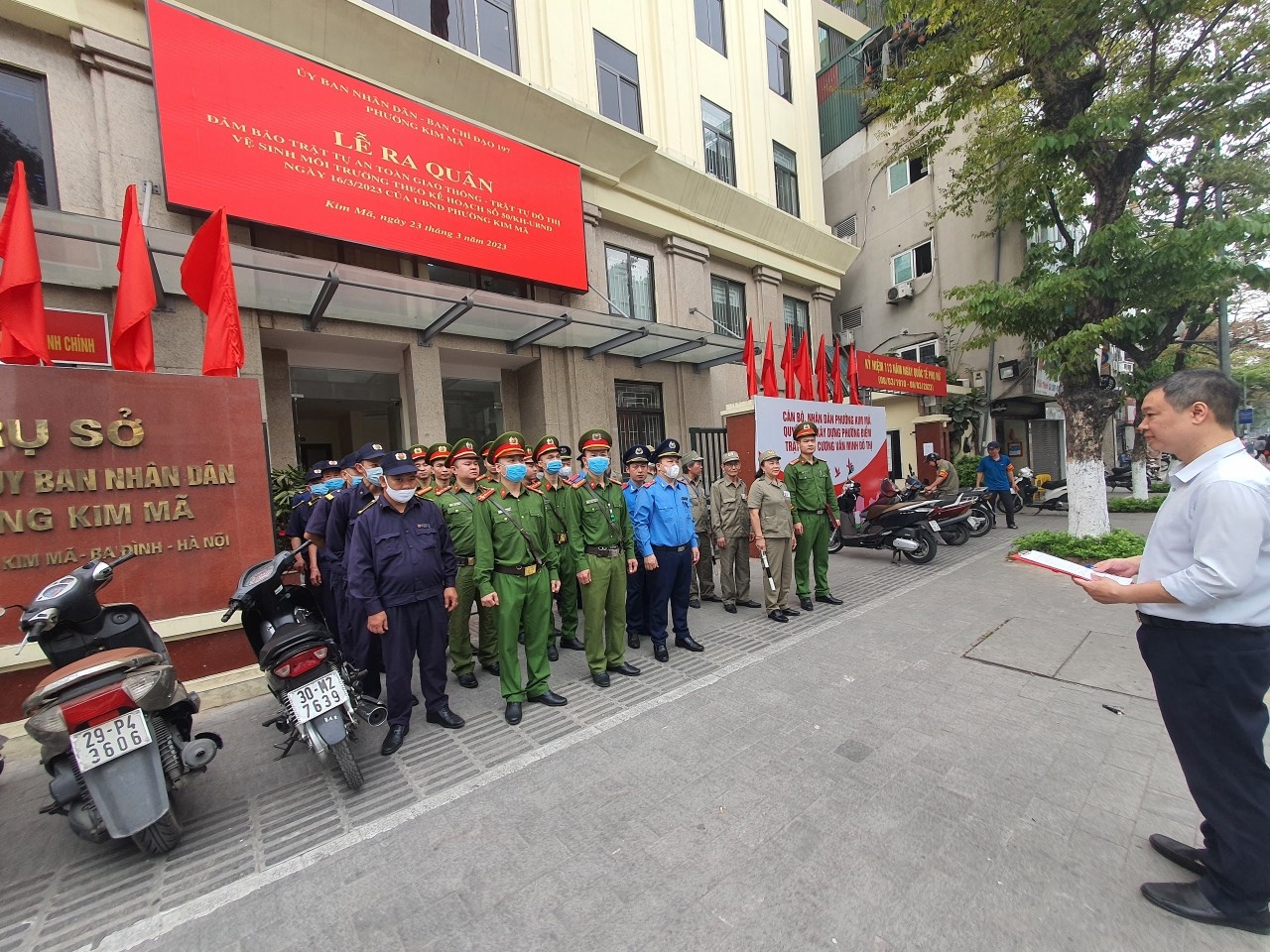 lực lượng phường Kim Mã ra quân xử lý vi phạm về trật tự đô thị, trật tự an toàn giao thông dịp Lễ 2/9.