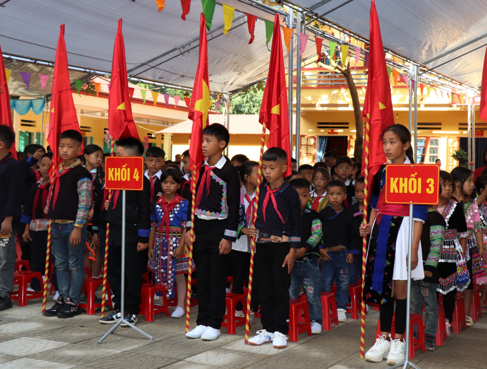 Bí thư Tỉnh ủy Đỗ Đức Duy dự khai giảng năm học mới các trường học tại xã Hồ Bốn, huyện Mù Cang Chải Bí thư Tỉnh ủy Đỗ Đức Duy dự khai giảng năm học mới các trường học tại xã Hồ Bốn, huyện Mù Cang Chải