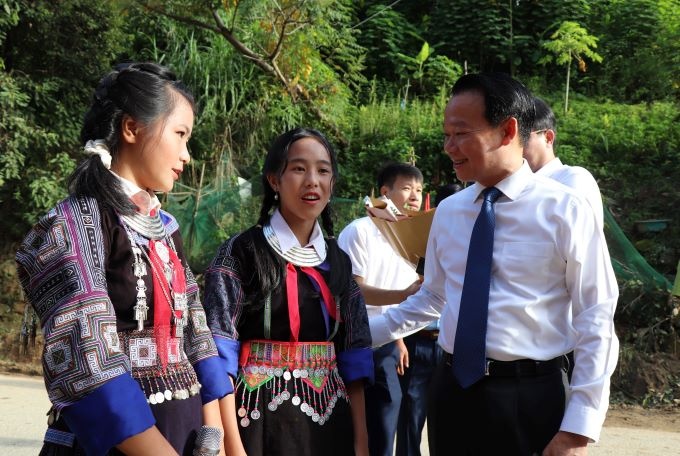 Bí thư Tỉnh ủy động viên các em học sinh trường PT DTBT TH và THCS xã Hồ Bốn vượt khó, vươn lên trong học tập. Bí thư Tỉnh ủy động viên các em học sinh trường PT DTBT TH và THCS xã Hồ Bốn vượt khó, vươn lên trong học tập.