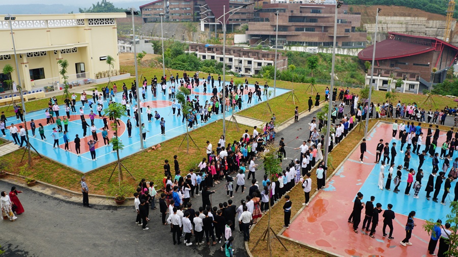 Các em học sinh tham gia phần hội sau phần Lễ Khai giảng