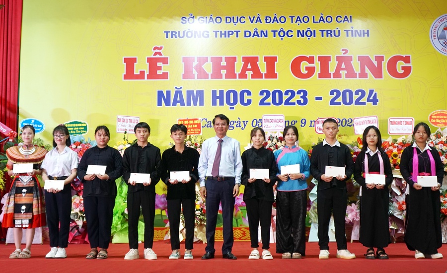 Nhân dịp năm học mới, đồng chí Bí thư Tỉnh ủy Đặng Xuân Phong tặng 10 suất quà cho học sinh tiêu biểu Trường THPT DTNT tỉnh