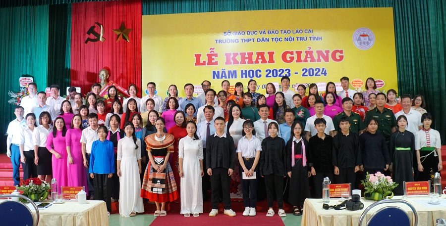 Đồng chí Bí Thư tỉnh ủy Đặng Xuân Phong chụp ảnh lưu niệm cùng cán bộ giáo viên, học sinh nhà trường