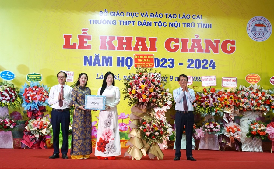 Đồng chí Bí thư Tỉnh ủy trao lẵng hoa chúc mừng Trường THPT DTNT tỉnh tại Lễ Khai giảng năm học 2023 - 2024