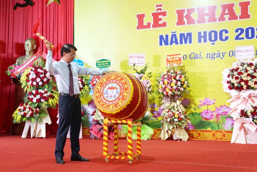 Đồng chí Bí thư Tỉnh uỷ Đặng Xuân Phong đã đánh 3 hồi trống khai giảng năm học mới 2023 - 2024.