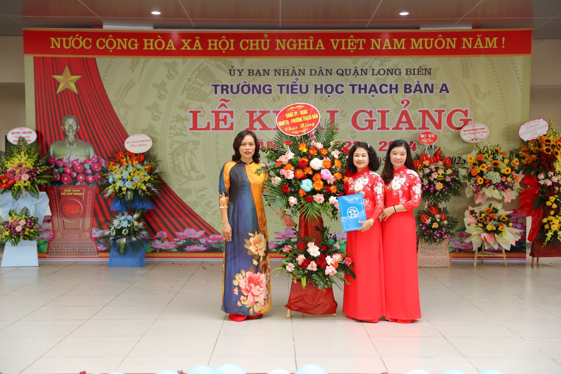 Lãnh đạo Đảng ủy UBND phường Thạch Bàn tặng hoa chúc mừng Lễ Khai giảng.