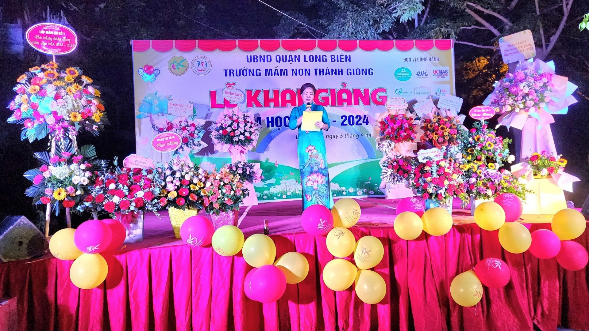 Nhà giáo Nguyễn Thị Hằng Nga – Bí thư chi bộ, Hiệu trưởng nhà trường - lên tuyên bố và gióng những hồi trống đầu tiên báo hiệu cho năm học mới bắt đầu