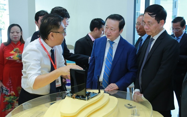 Phó Thủ tướng Trần Hồng Hà thăm nơi giảng dạy, học tập của Trung tâm điện tử, vi mạch bán dẫn (ESC) - Ảnh: VGP/Minh Khôi