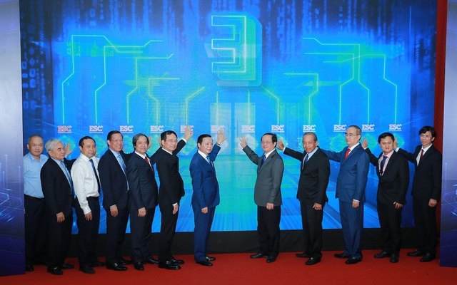 Phó Thủ tướng Trần Hồng Hà và các đại biểu thực hiện nghi thức ra mắt Trung tâm điện tử, vi mạch bán dẫn (ESC) - Ảnh: VGP/Minh Khôi