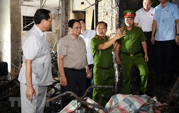 Thủ tướng Chính phủ Phạm Minh Chính kiểm tra hiện trường vụ cháy. (Ảnh: Dương Giang/TTXVN)