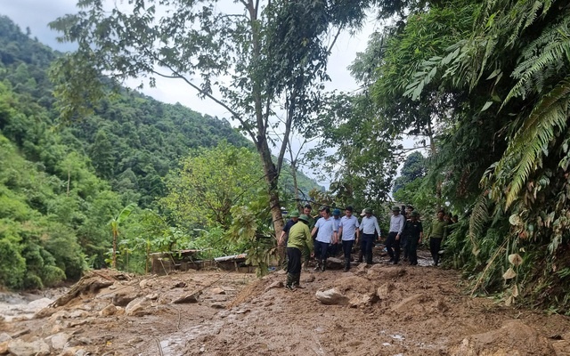 Phó Thủ tướng Trần Hồng Hà và đoàn công tác vào hiện trường xảy ra trận lũ ống tại khu vực Nậm Cang (xã Liên Minh, thị xã Sa Pa) - Ảnh: VGP/Phạm Sơn