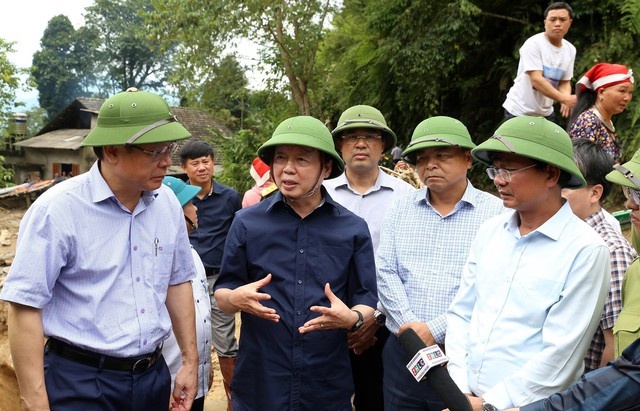 Phó Thủ tướng Trần Hồng Hà chỉ đạo công tác khắc phục hậu quả trận lũ ống ngay tại Nậm Cang - Ảnh: VGP/Quốc Khánh