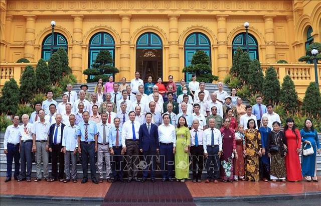 Chủ tịch nước Võ Văn Thưởng chụp ảnh lưu niệm với đại biểu người có công với cách mạng tỉnh Trà Vinh - Ảnh: TTXVN